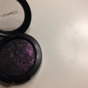 Mac mineralized eye shadow in YOUNG PUNK